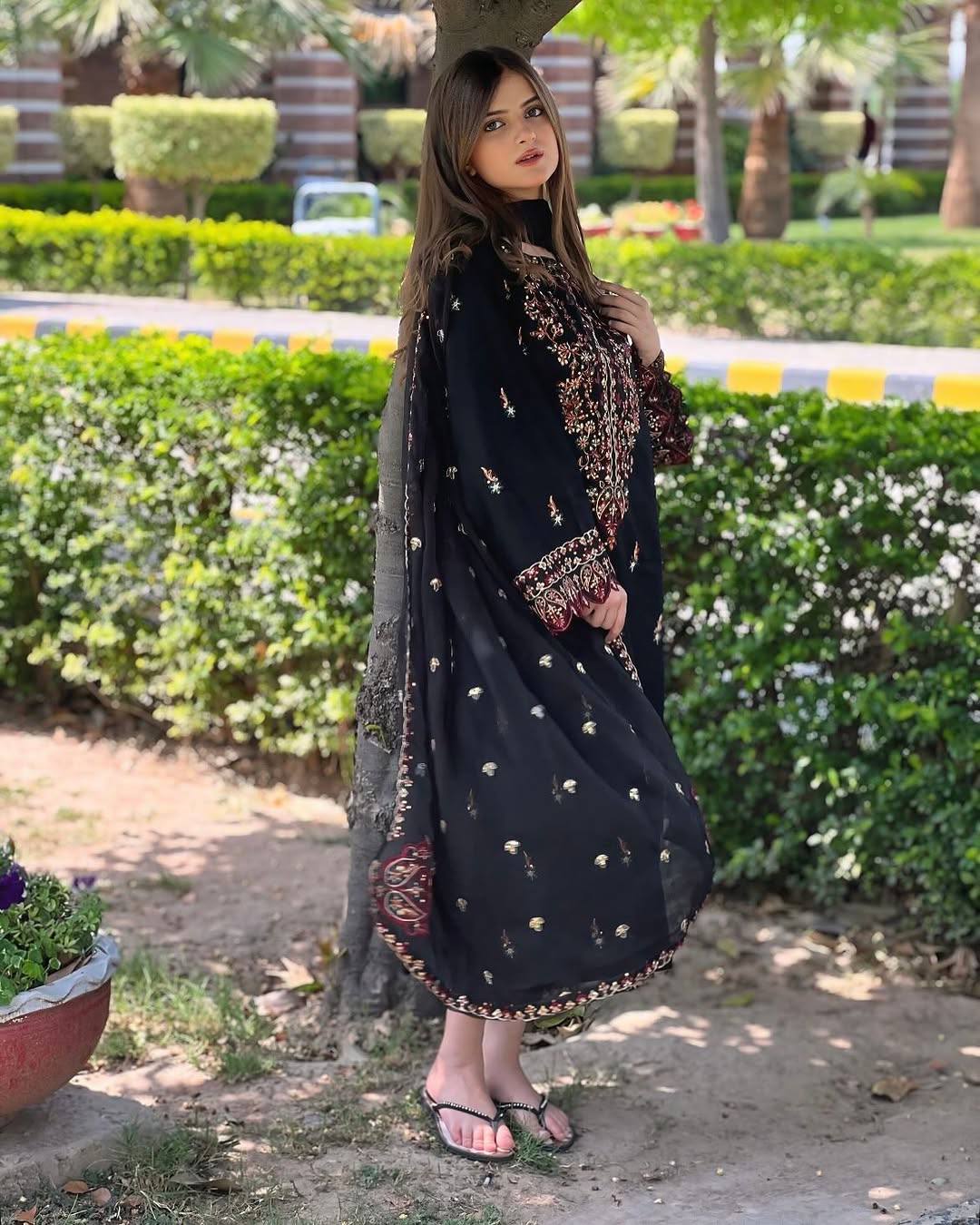 सेक्विन कढ़ाई वर्क के साथ पार्टी वियर लुक सूट सेट