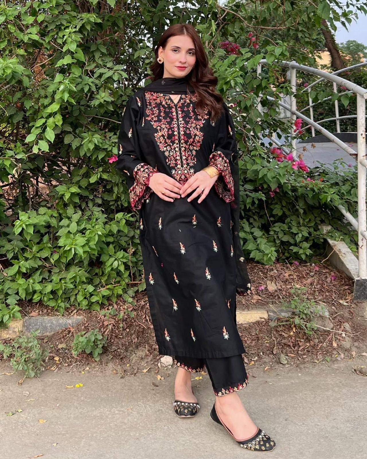 सेक्विन कढ़ाई वर्क के साथ पार्टी वियर लुक सूट सेट