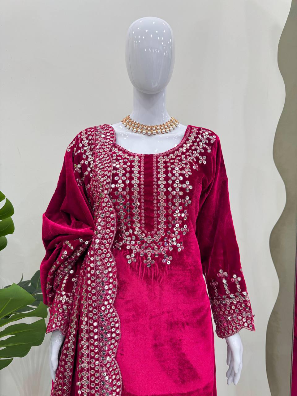 थ्रेड और सीक्वेंस वर्क वाला पार्टी वियर सूट सेट