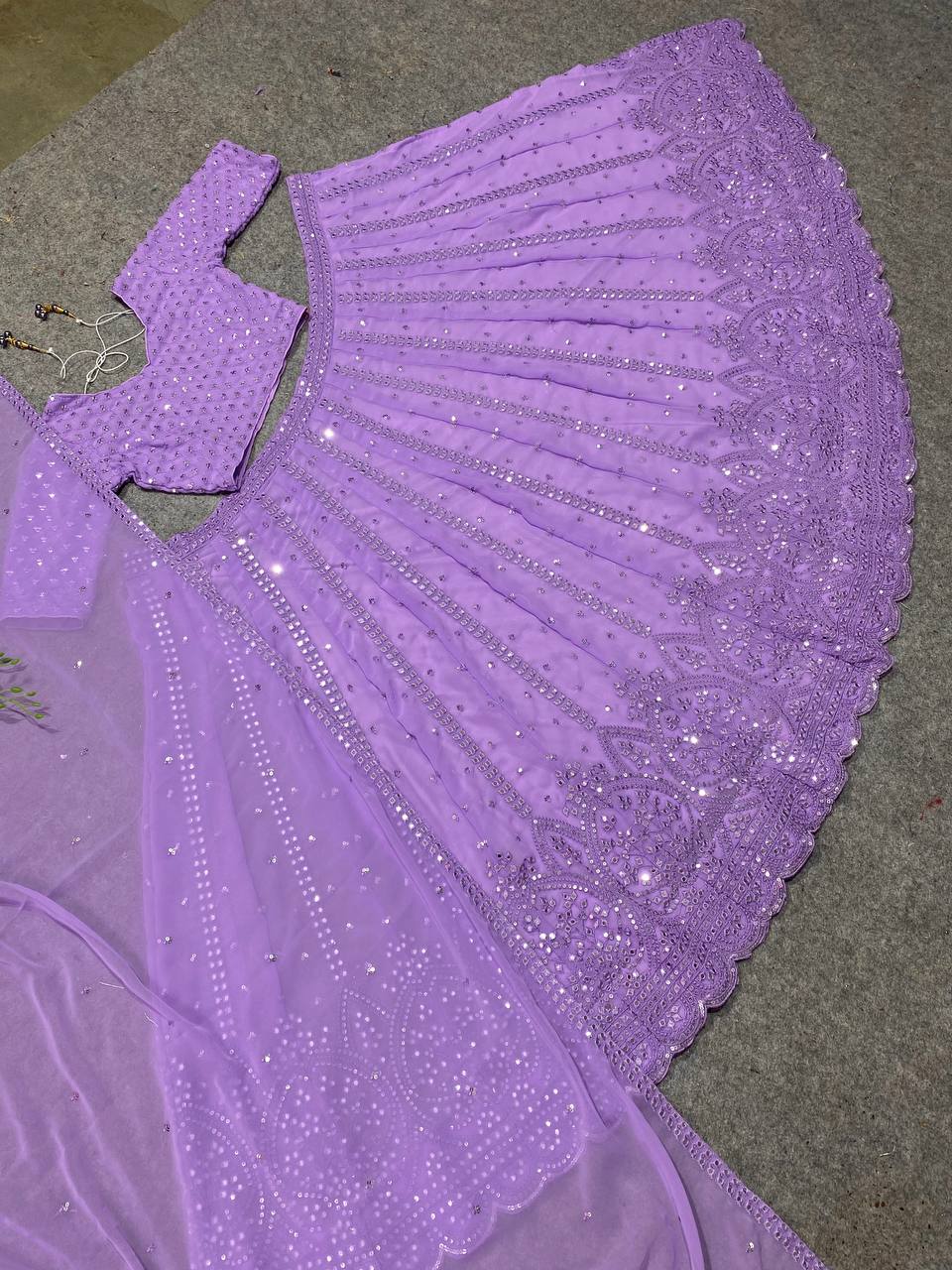 फैंसी लेस वर्क के साथ पार्टी वियर लहंगा चोली