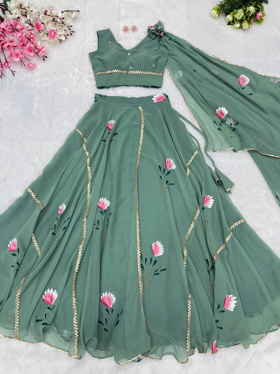 पार्टी वियर लुक डिज़ाइनर लहंगा चोली फैंसी प्रिंट के साथ