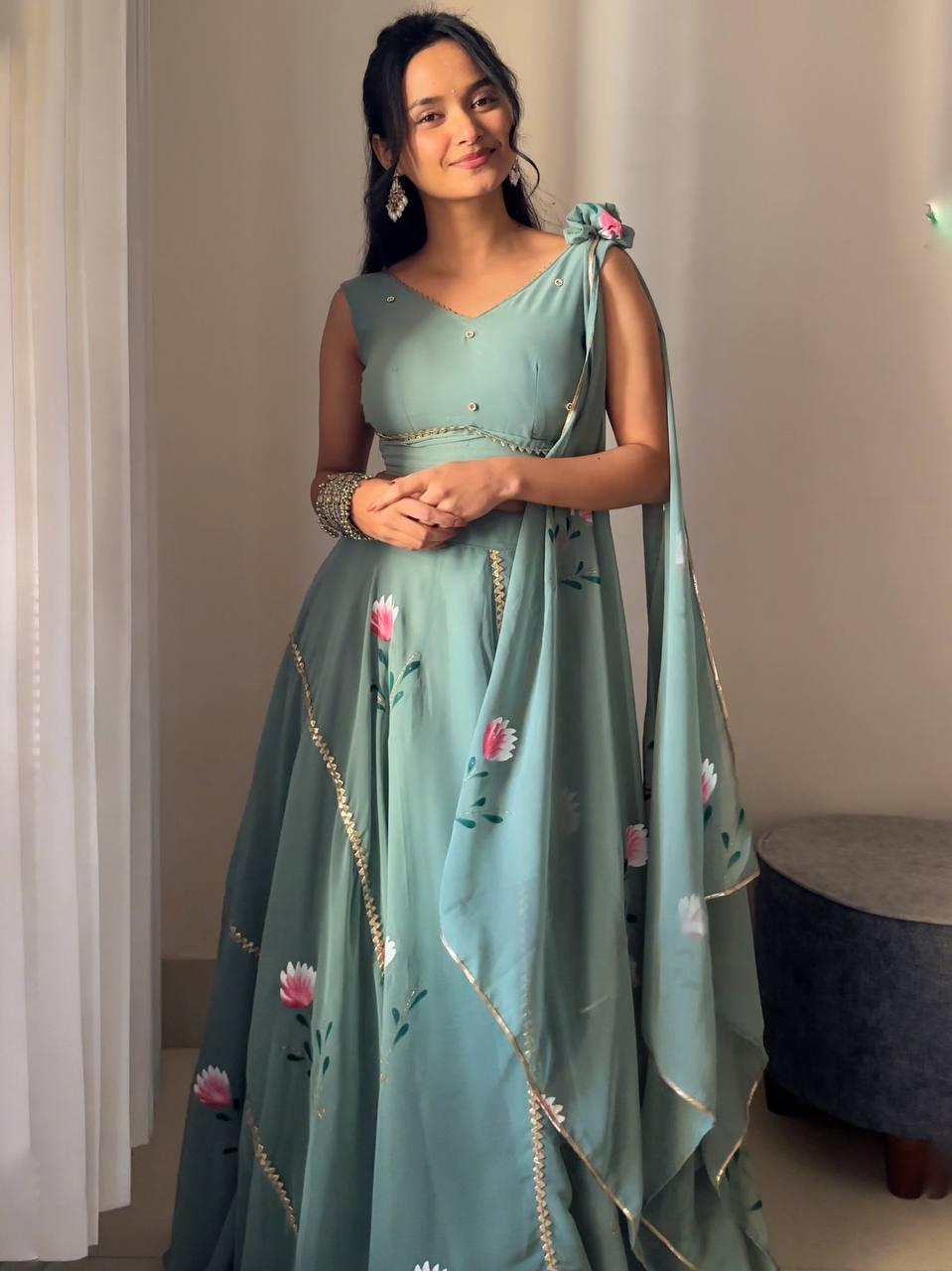 पार्टी वियर लुक डिज़ाइनर लहंगा चोली फैंसी प्रिंट के साथ
