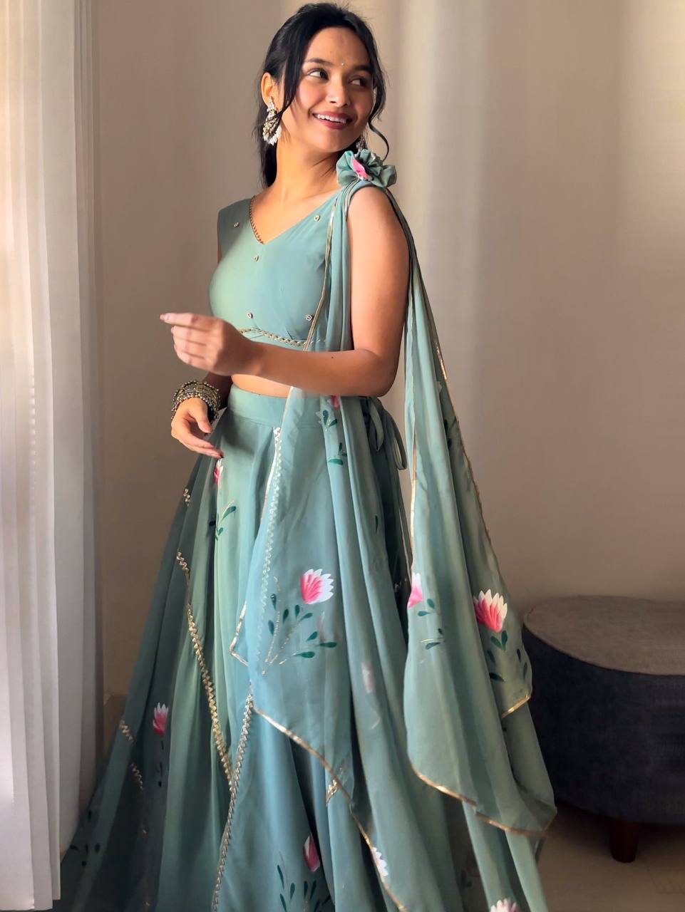 पार्टी वियर लुक डिज़ाइनर लहंगा चोली फैंसी प्रिंट के साथ