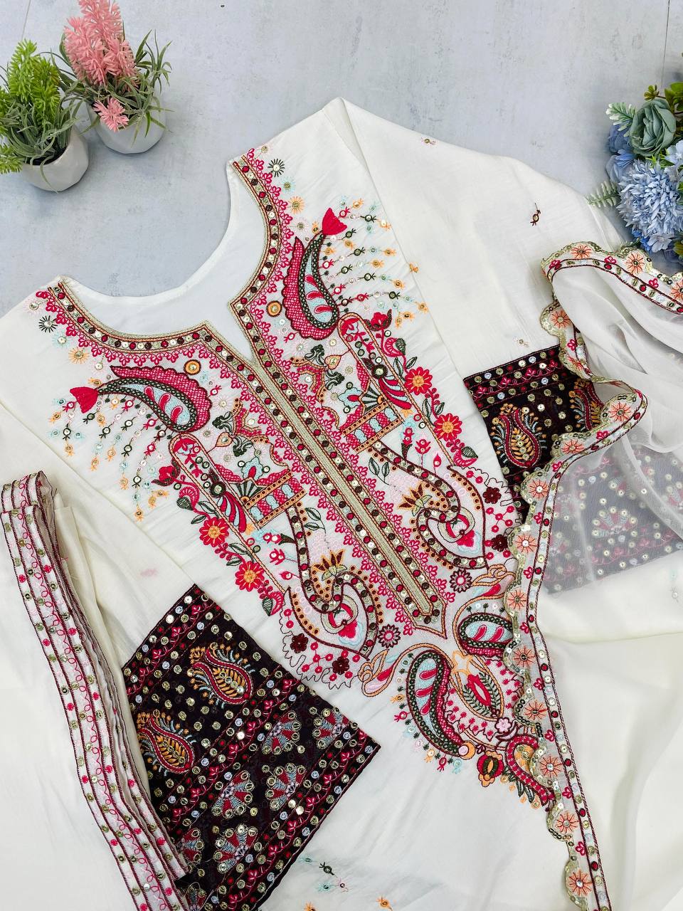 डिज़ाइनर पार्टी वियर लुक टॉप और बॉटम के साथ फैंसी दुपट्टा