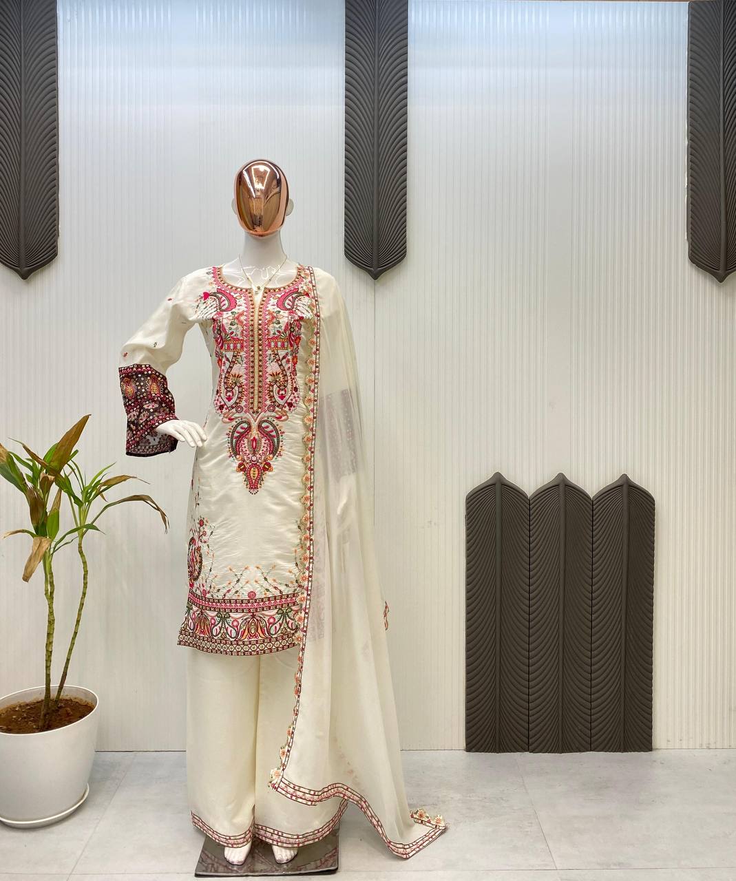 डिज़ाइनर पार्टी वियर लुक टॉप और बॉटम के साथ फैंसी दुपट्टा