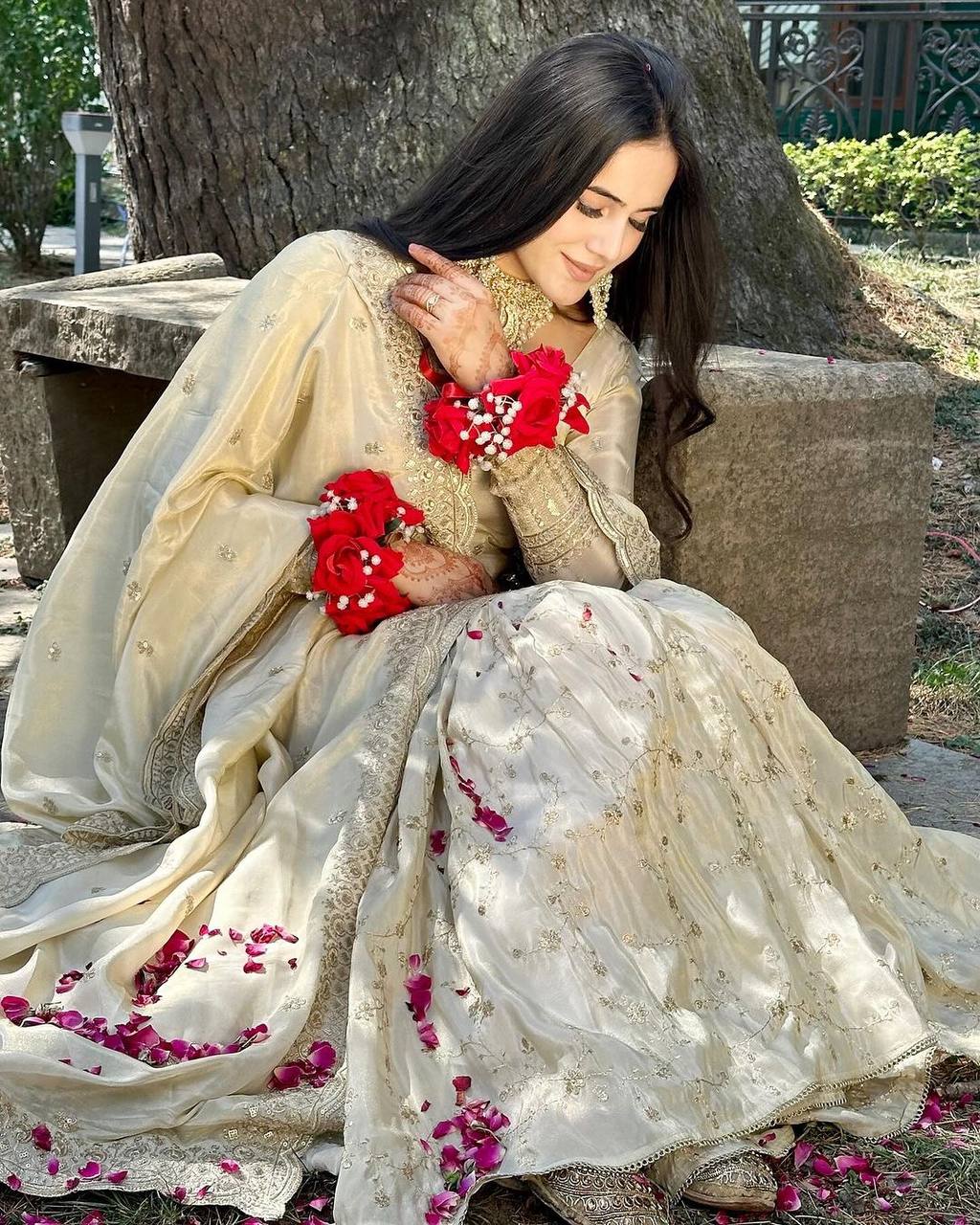 डिज़ाइनर टॉप-बॉटम और दुपट्टा, भारी कढ़ाई वाले सीक्वेंस वर्क के साथ