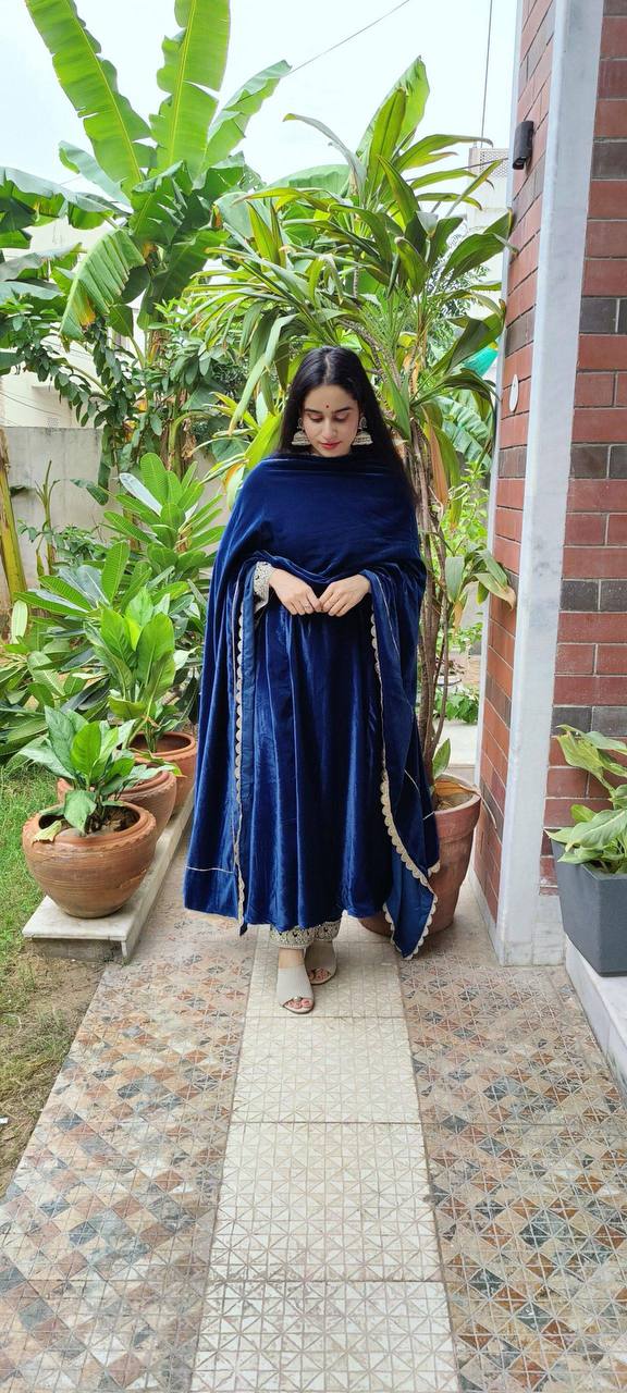 पार्टी वियर लुक टॉप-पेंट और दुपट्टा सीक्वेंस और कॉर्डिंग डोरी वर्क के साथ