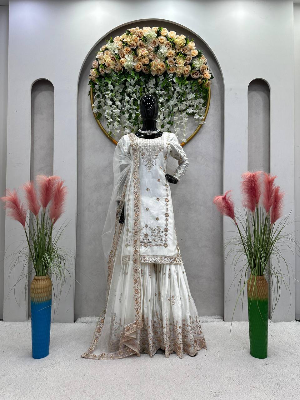 पार्टी वियर लुक टॉप-बॉटम और दुपट्टा थ्रेड और सीक्वेंस वर्क के साथ