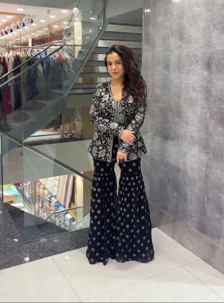 पार्टी वियर लुक टॉप-बॉटम और दुपट्टा थ्रेड और सीक्वेंस वर्क के साथ