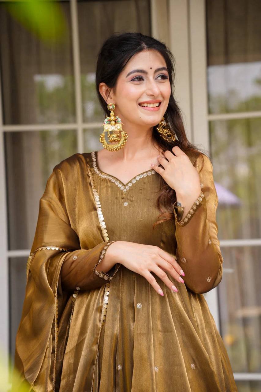 पार्टी वियर लुक अनारकली गाउन, पैंट और दुपट्टा