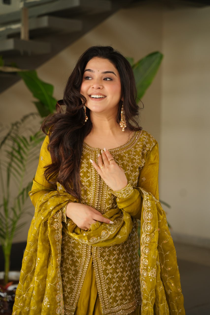 पार्टी वियर लुक टॉप-बॉटम और कढ़ाई वाले दुपट्टे के साथ