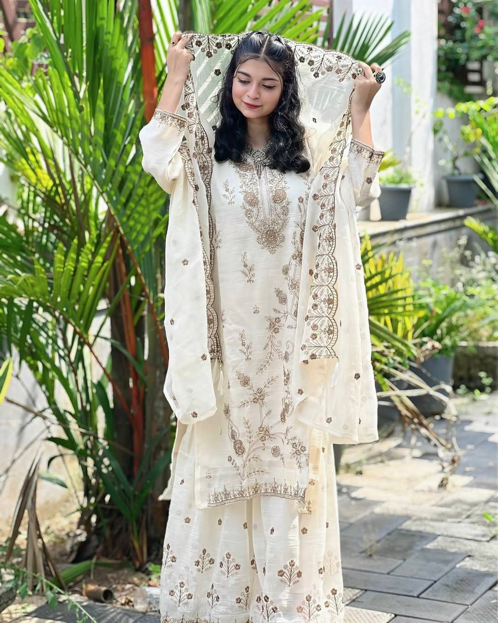 ज़री और सेक्विन कढ़ाई के काम के साथ पार्टी वियर लुक सूट सेट