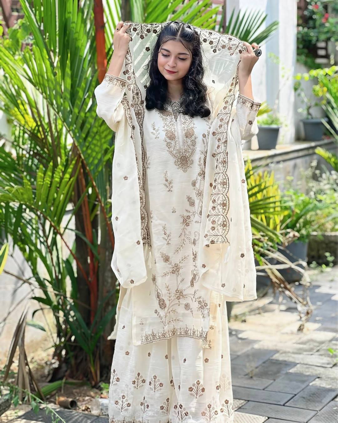 ज़री और सेक्विन कढ़ाई के काम के साथ पार्टी वियर लुक सूट सेट