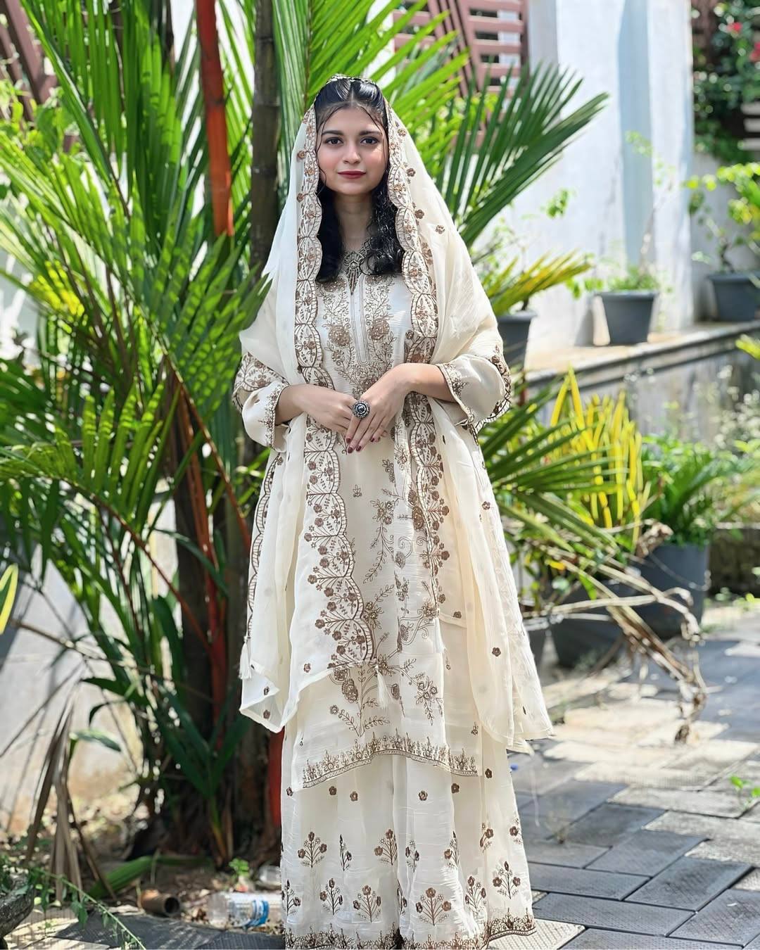 ज़री और सेक्विन कढ़ाई के काम के साथ पार्टी वियर लुक सूट सेट