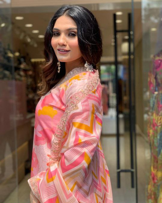 पार्टी वियर लुक: दुपट्टे के साथ टॉप और बॉटम में खूबसूरत दिखें