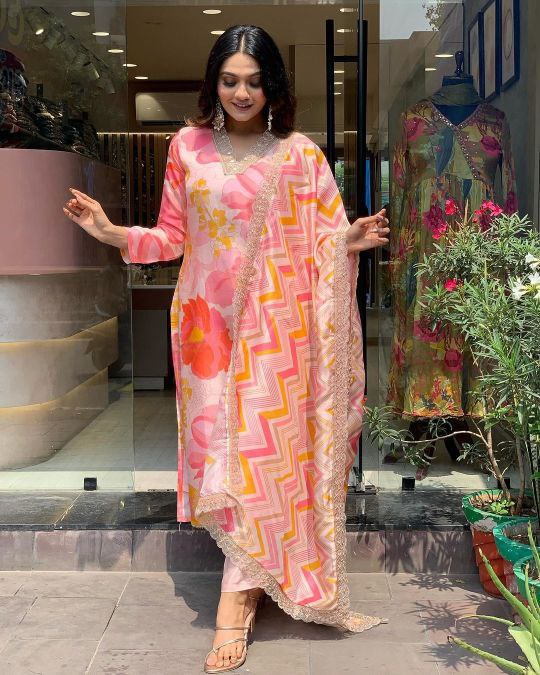 पार्टी वियर लुक: दुपट्टे के साथ टॉप और बॉटम में खूबसूरत दिखें