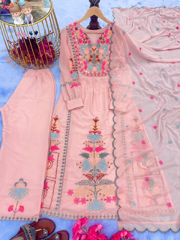 भारी कढ़ाई के काम के साथ सुंदर टॉप प्लाज़ो और दुपट्टा