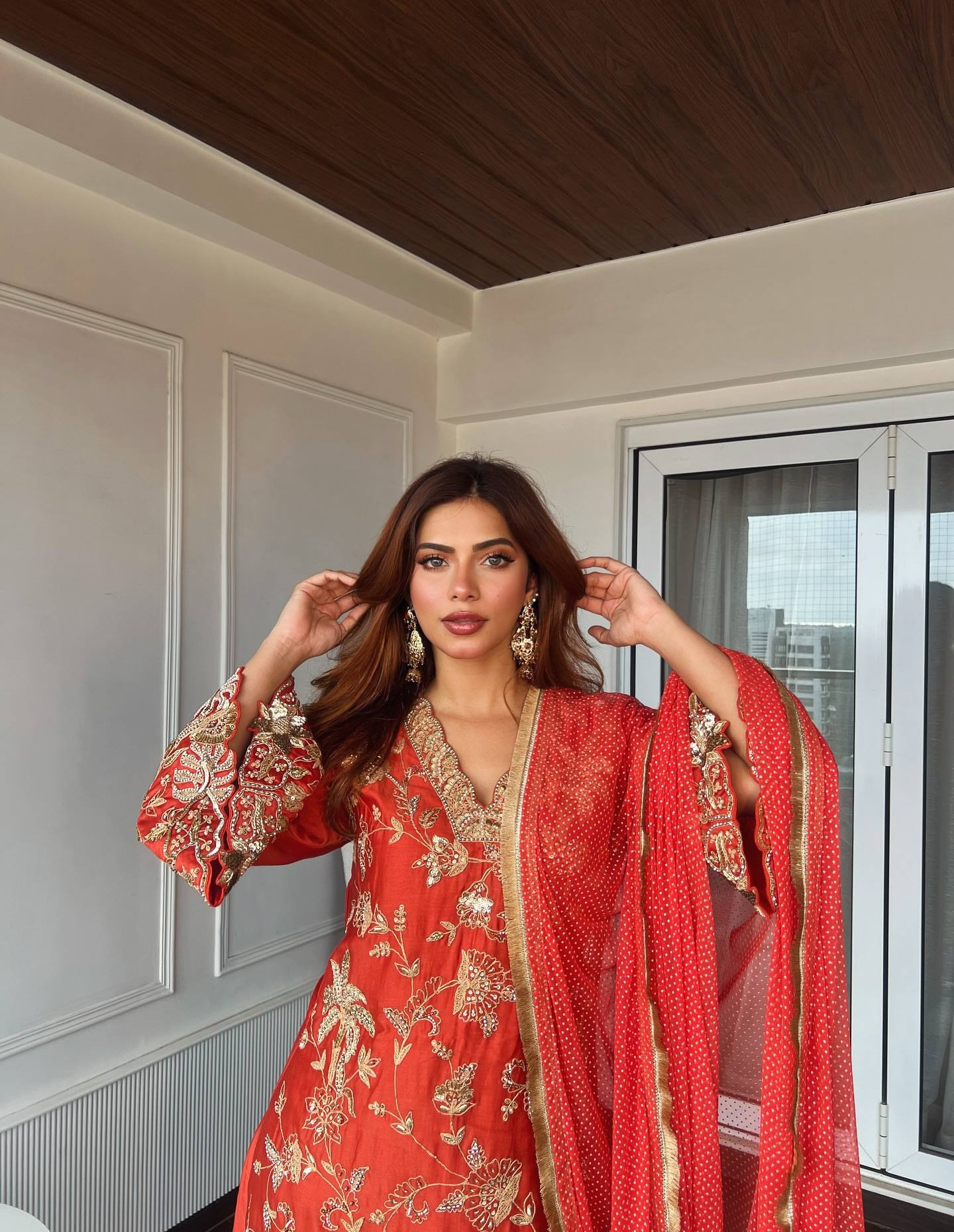 ज़री और सेक्विन कढ़ाई के काम के साथ डिज़ाइनर पार्टी वियर सूट सेट