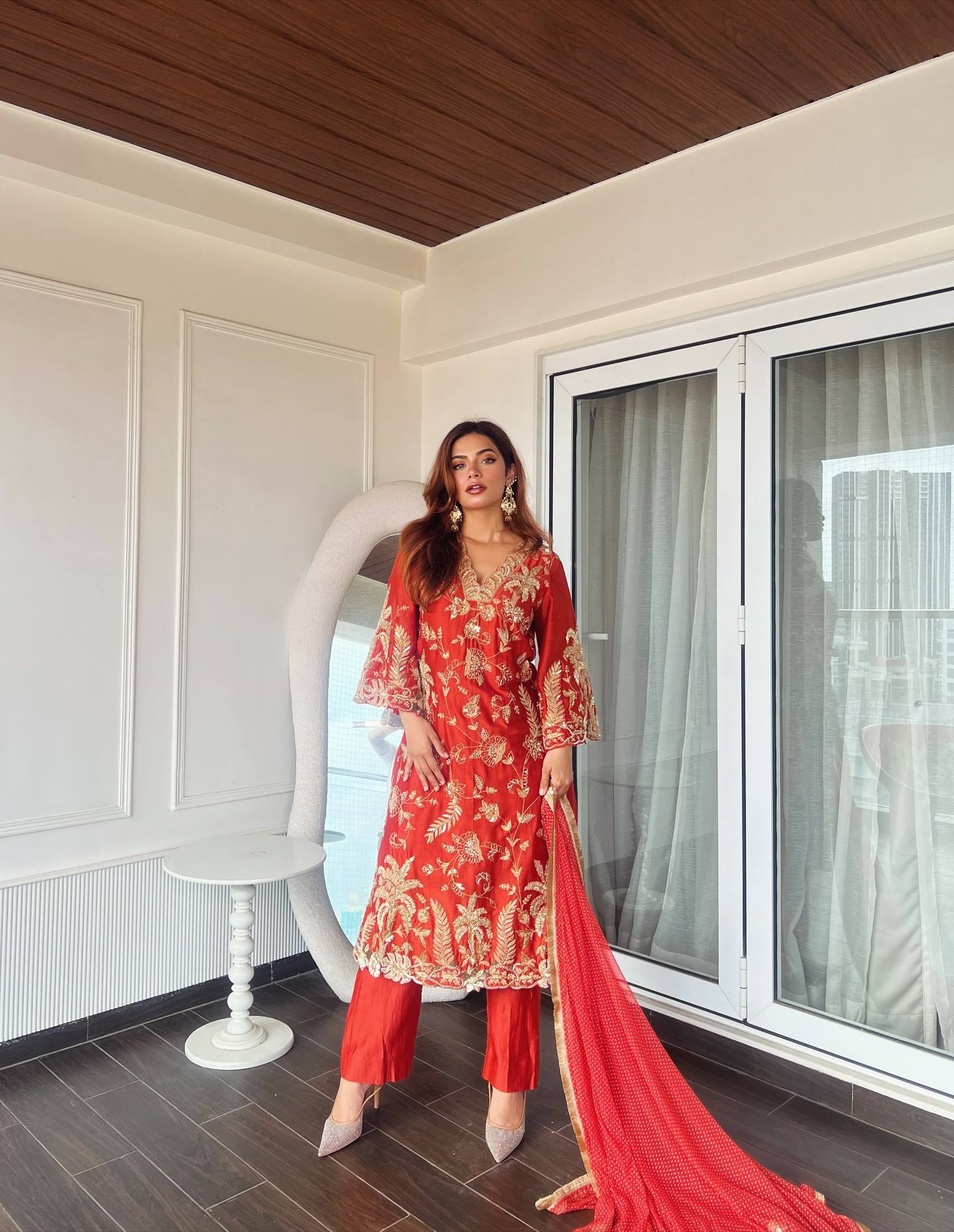 ज़री और सेक्विन कढ़ाई के काम के साथ डिज़ाइनर पार्टी वियर सूट सेट