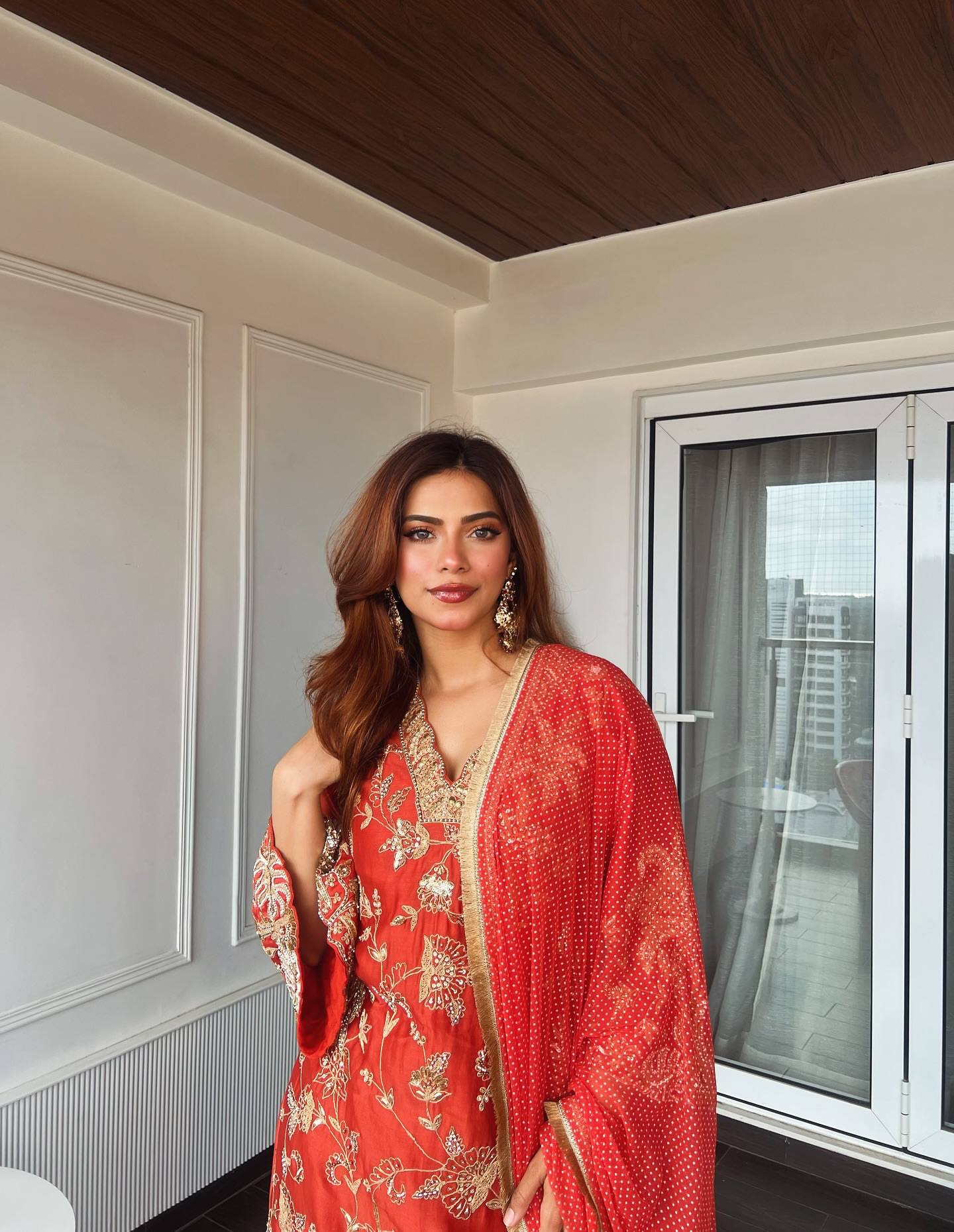 ज़री और सेक्विन कढ़ाई के काम के साथ डिज़ाइनर पार्टी वियर सूट सेट