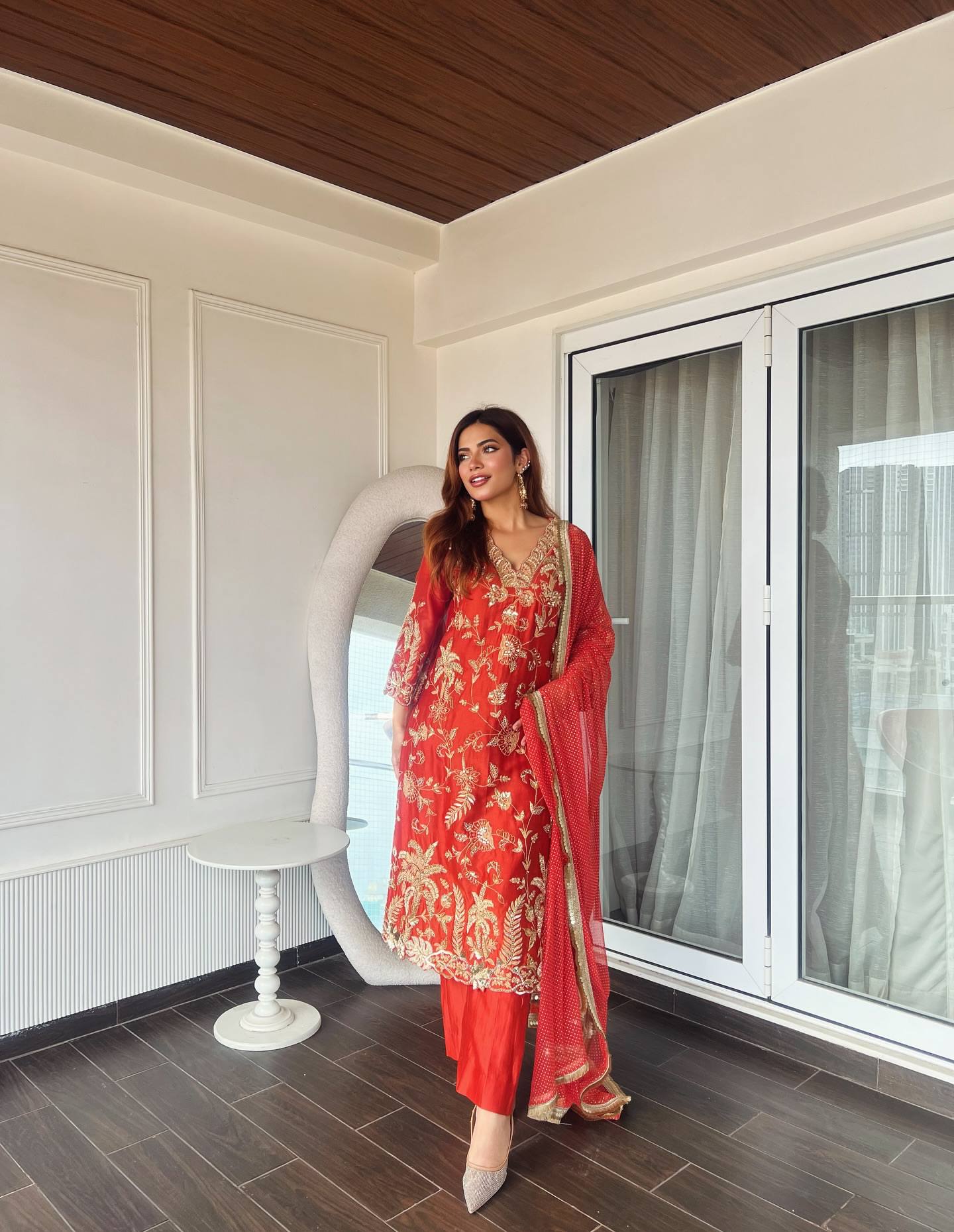 ज़री और सेक्विन कढ़ाई के काम के साथ डिज़ाइनर पार्टी वियर सूट सेट