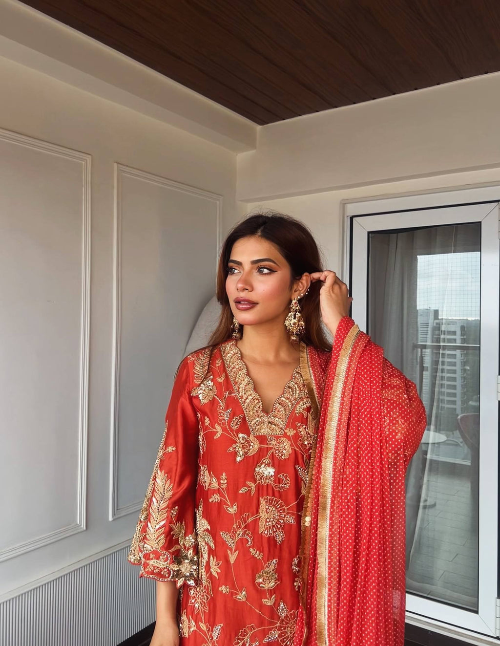 ज़री और सेक्विन कढ़ाई के काम के साथ डिज़ाइनर पार्टी वियर सूट सेट