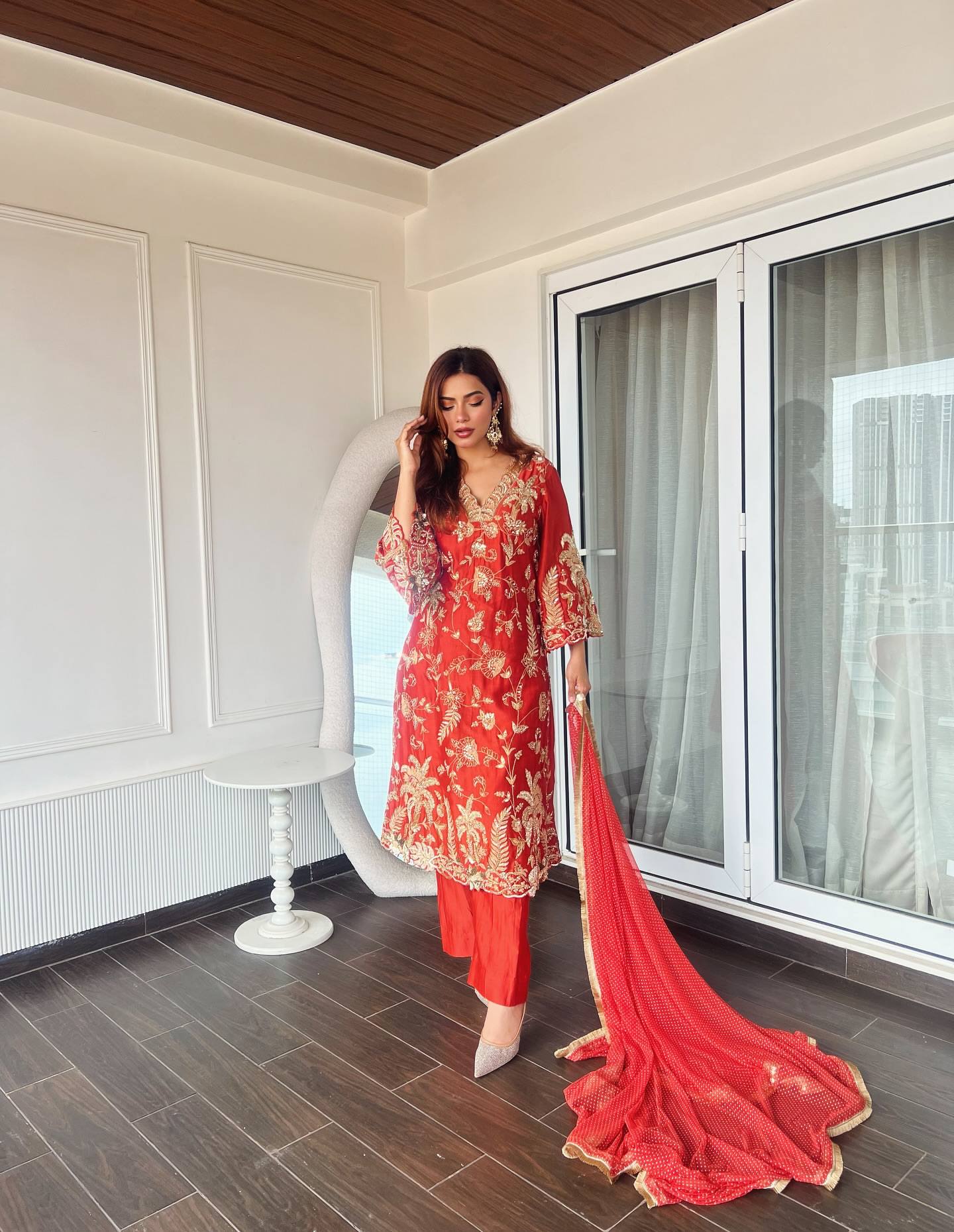 ज़री और सेक्विन कढ़ाई के काम के साथ डिज़ाइनर पार्टी वियर सूट सेट