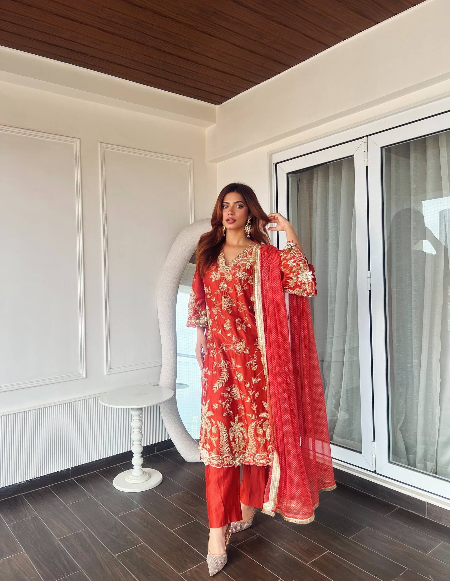 ज़री और सेक्विन कढ़ाई के काम के साथ डिज़ाइनर पार्टी वियर सूट सेट