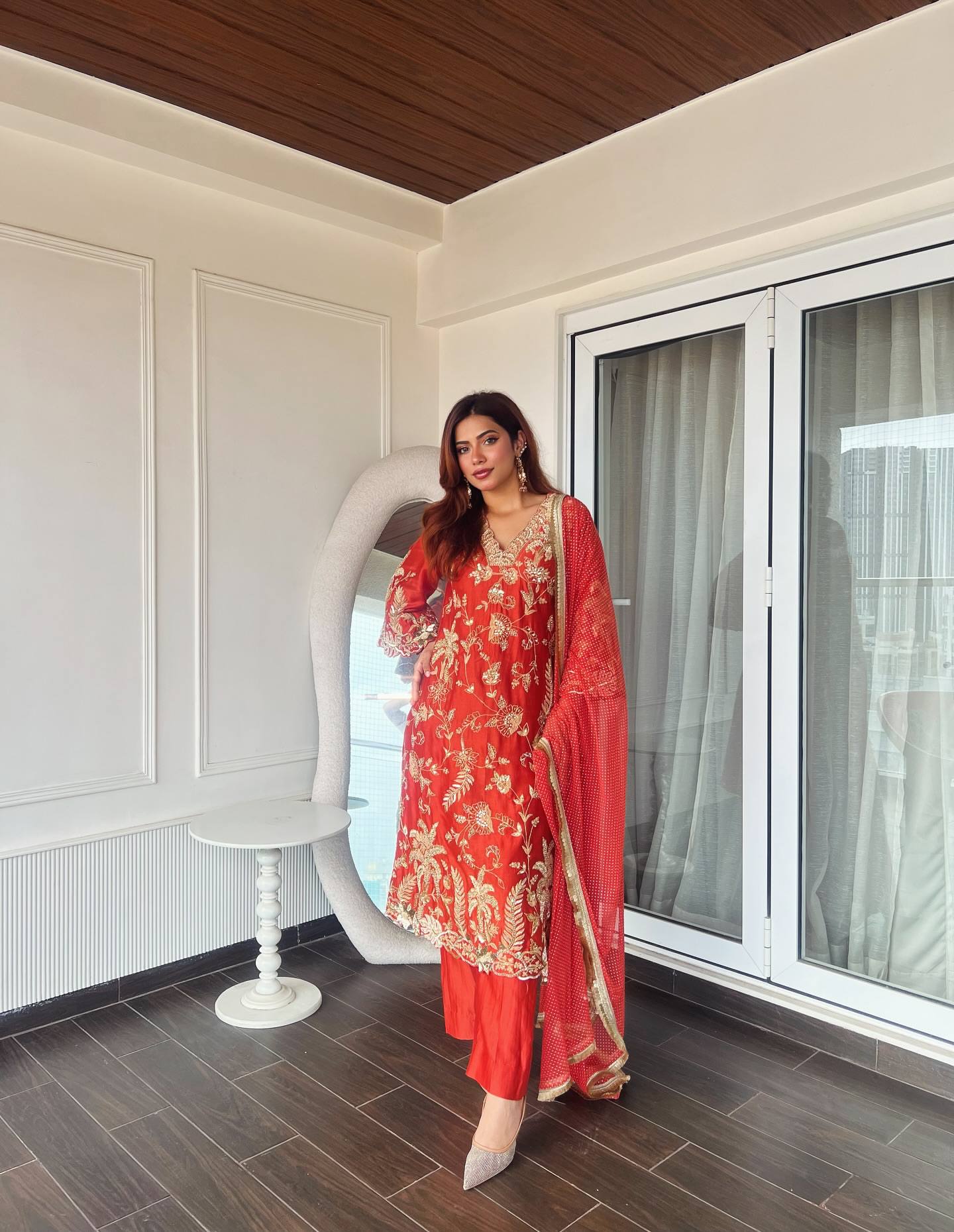 ज़री और सेक्विन कढ़ाई के काम के साथ डिज़ाइनर पार्टी वियर सूट सेट