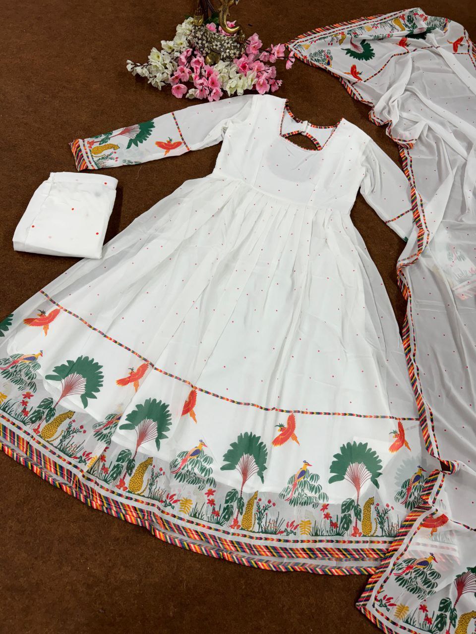 पार्टी वियर लुक फैंसी टॉप और बॉटम दुपट्टे के साथ