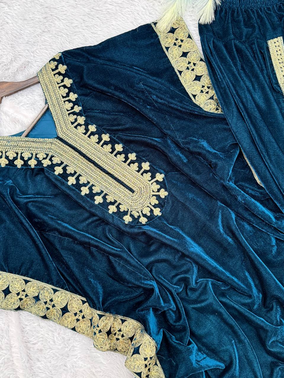 पार्टी वियर सुंदर कफ्तान और धोती