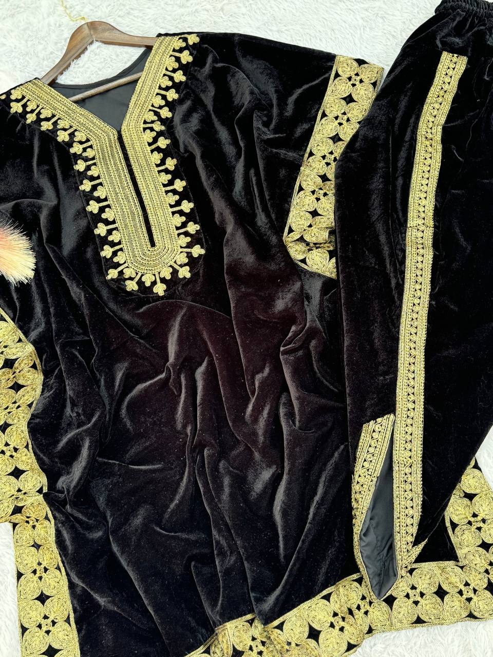 पार्टी वियर सुंदर कफ्तान और धोती