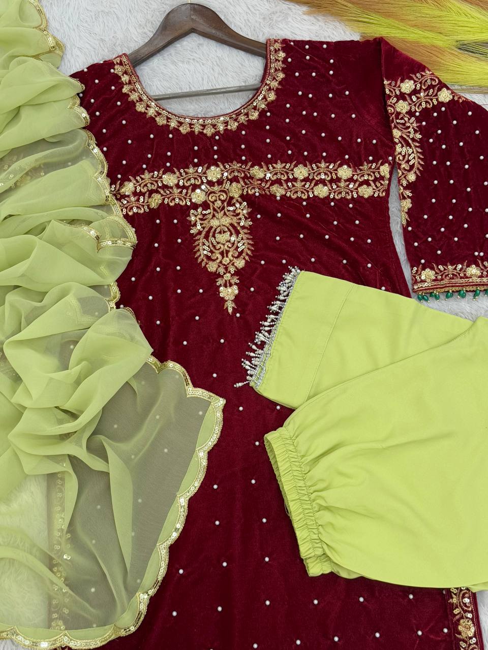 पार्टी वियर खूबसूरत टॉप-बॉटम और दुपट्टा