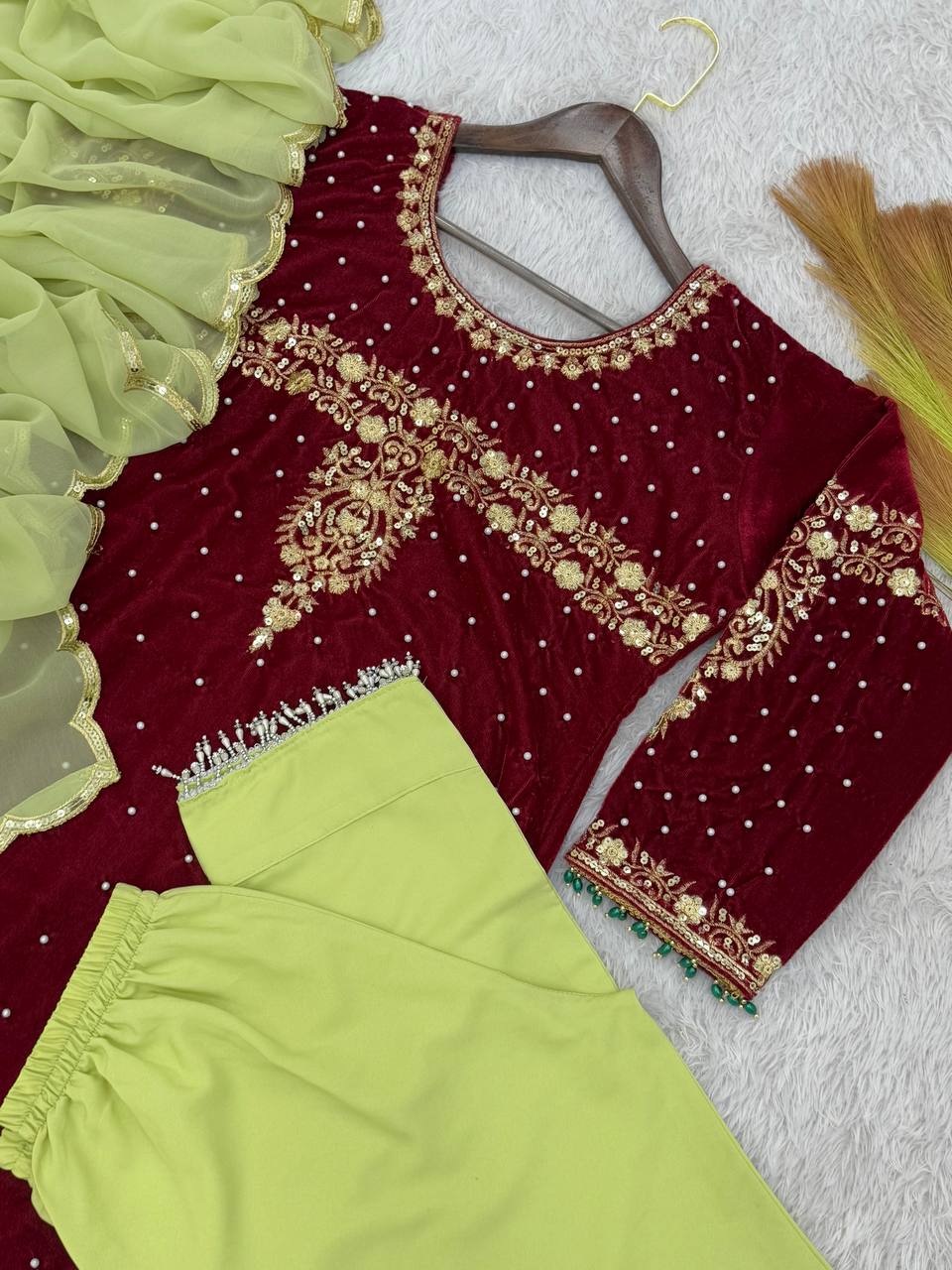 पार्टी वियर खूबसूरत टॉप-बॉटम और दुपट्टा