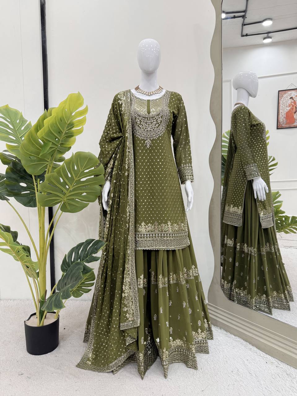 डिज़ाइनर पार्टी वियर लुक सूट सेट थ्रेड विद सीक्वेंस वर्क के साथ