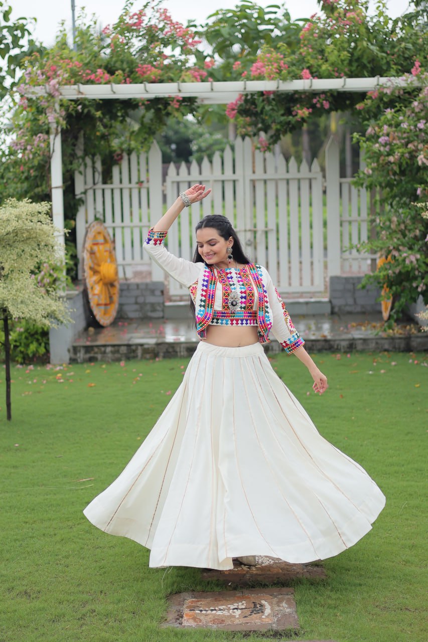 नवरात्रि स्पेशल लहंगा चोली गमठी कढ़ाई के साथ