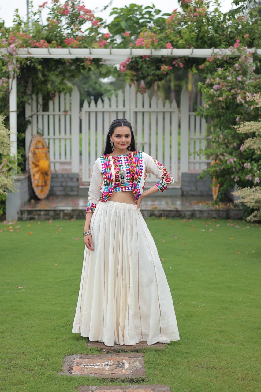 नवरात्रि स्पेशल लहंगा चोली गमठी कढ़ाई के साथ