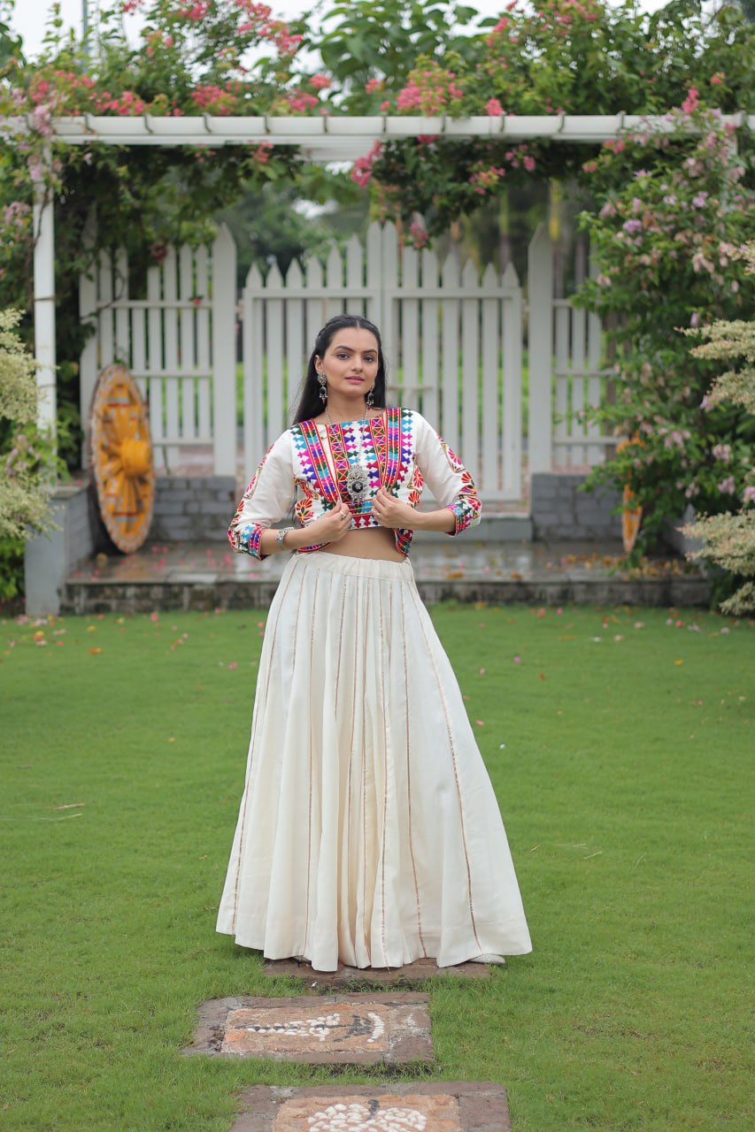 नवरात्रि स्पेशल लहंगा चोली गमठी कढ़ाई के साथ