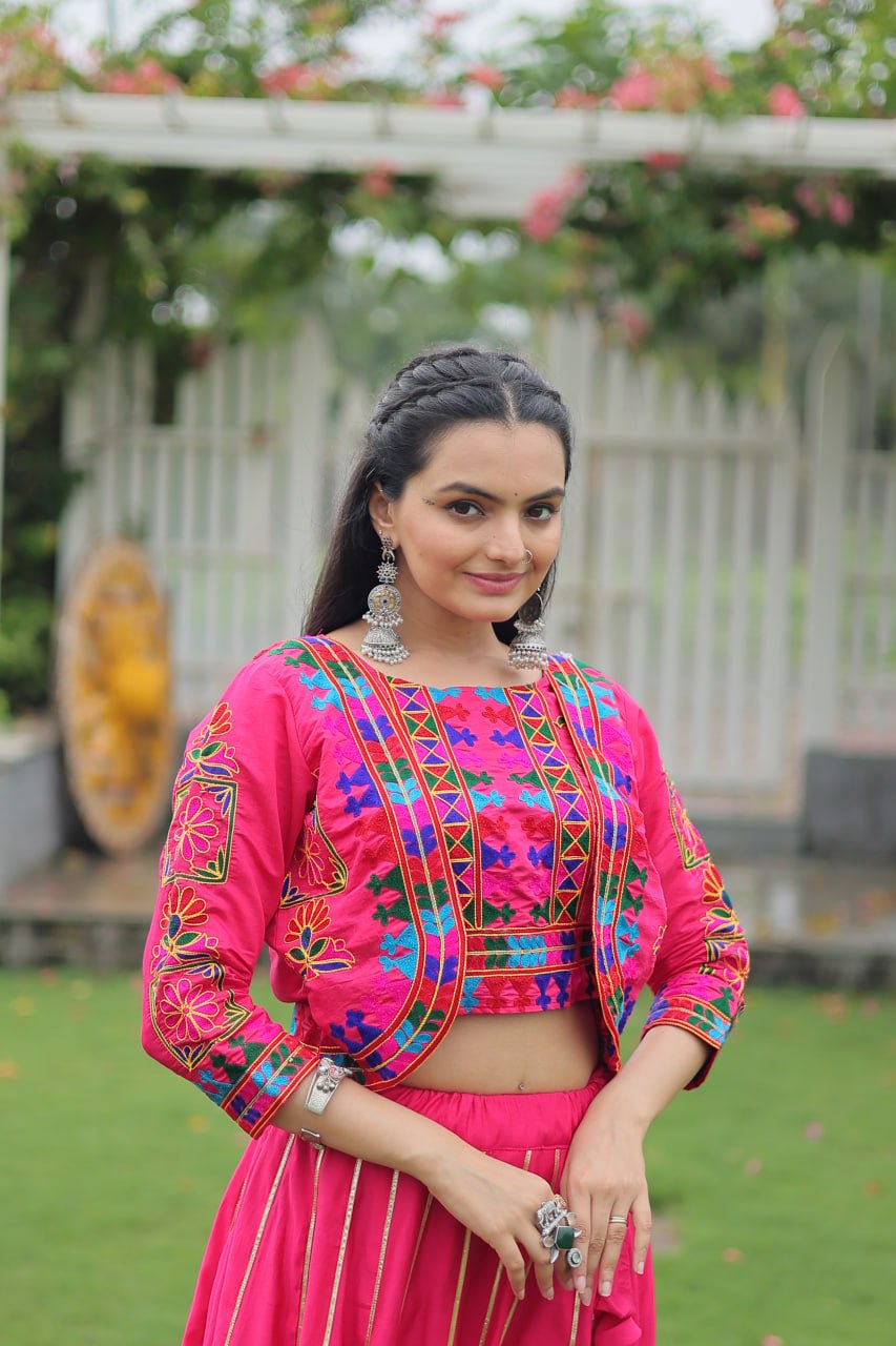 नवरात्रि स्पेशल लहंगा चोली गमठी कढ़ाई के साथ