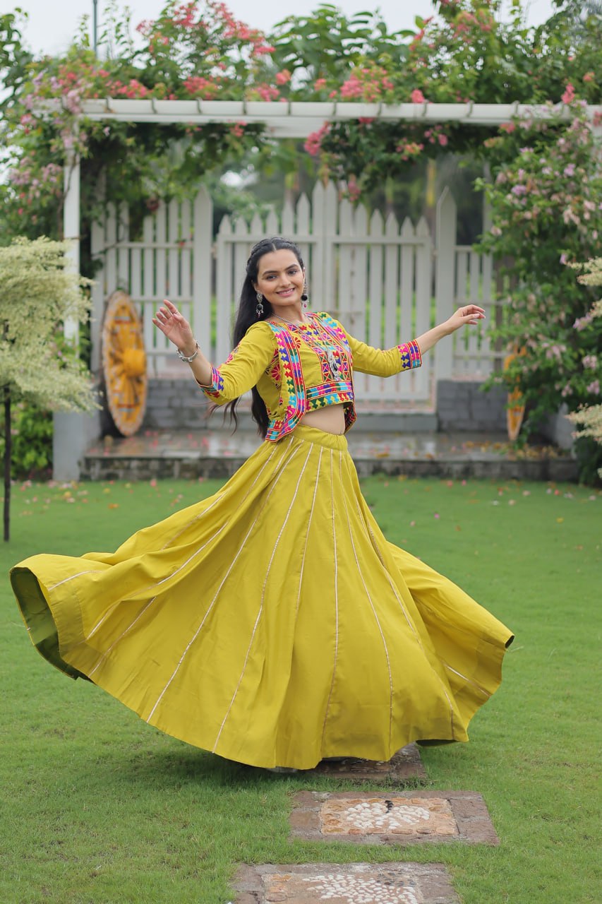 नवरात्रि स्पेशल लहंगा चोली गमठी कढ़ाई के साथ