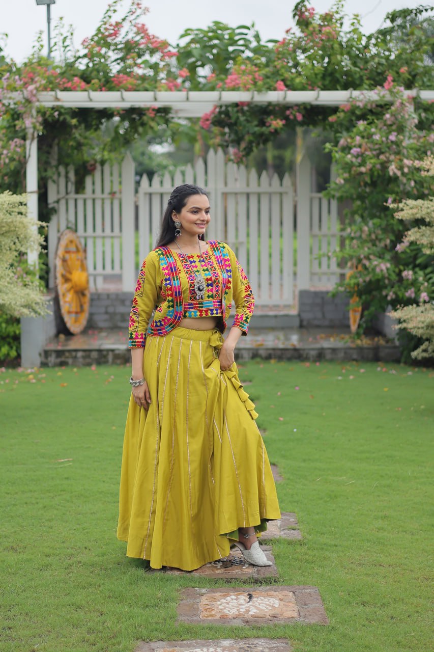 नवरात्रि स्पेशल लहंगा चोली गमठी कढ़ाई के साथ