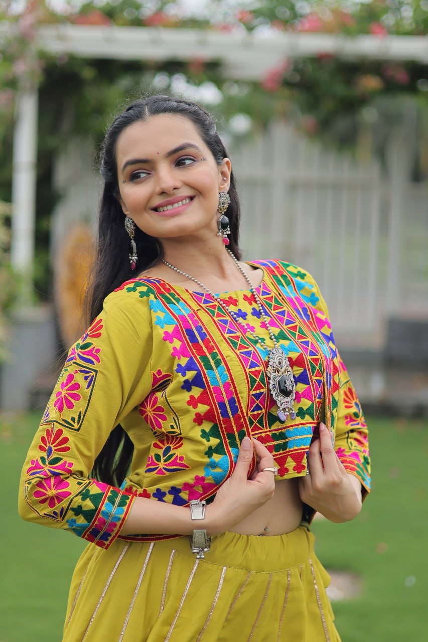 नवरात्रि स्पेशल लहंगा चोली गमठी कढ़ाई के साथ