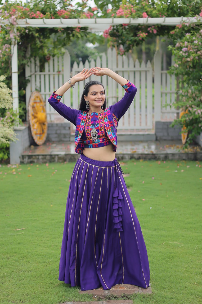 नवरात्रि स्पेशल लहंगा चोली गमठी कढ़ाई के साथ