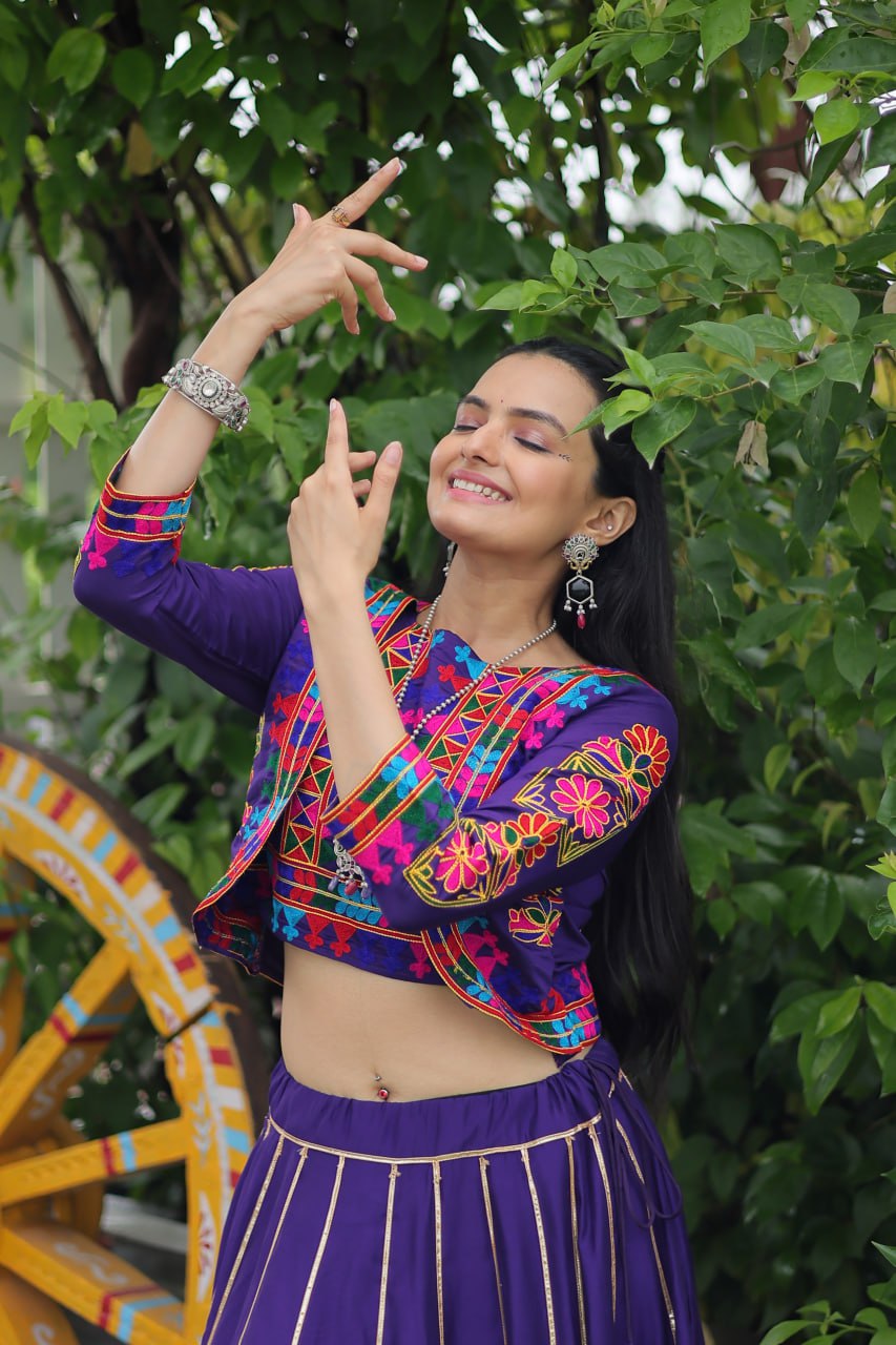 नवरात्रि स्पेशल लहंगा चोली गमठी कढ़ाई के साथ