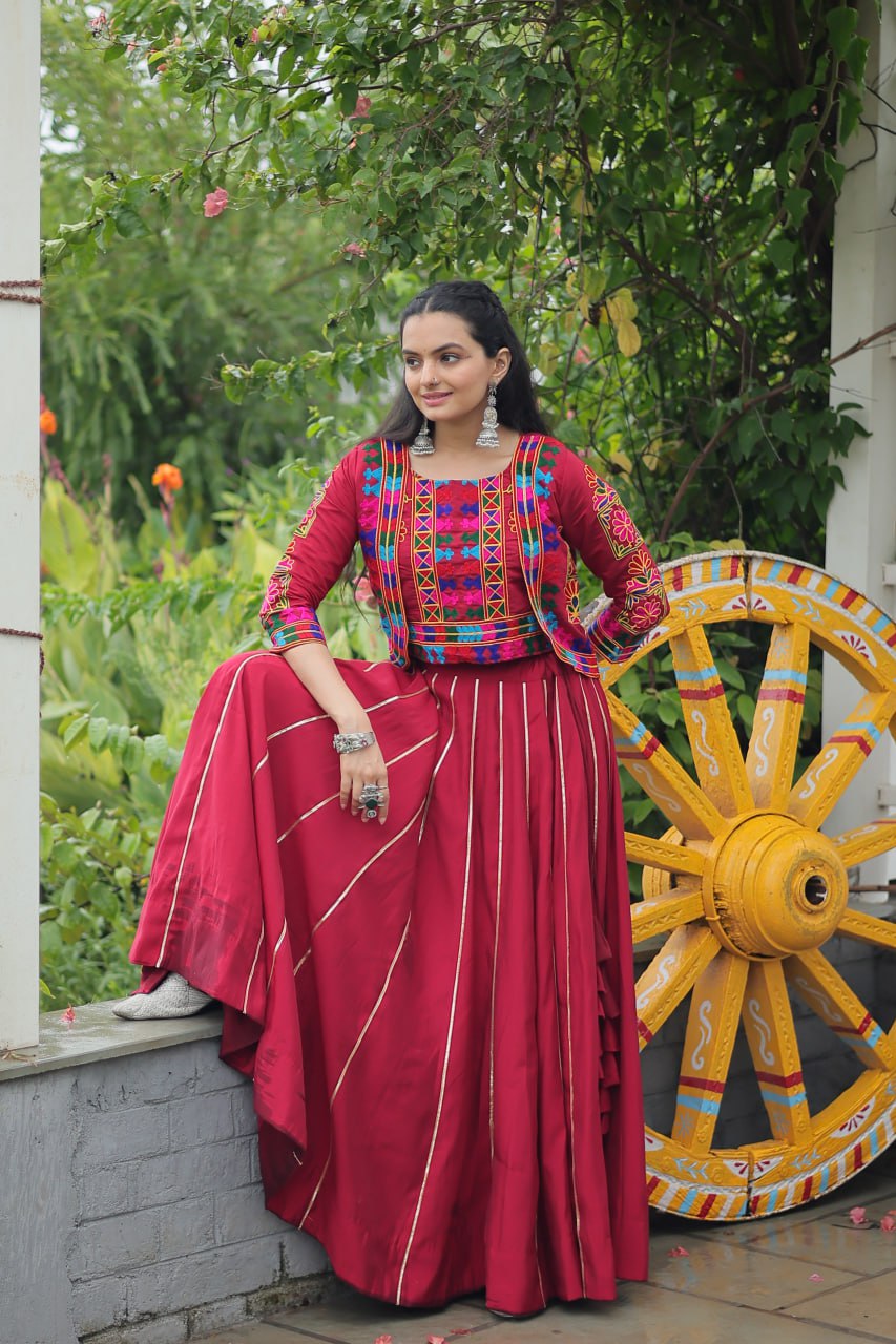 नवरात्रि स्पेशल लहंगा चोली गमठी कढ़ाई के साथ