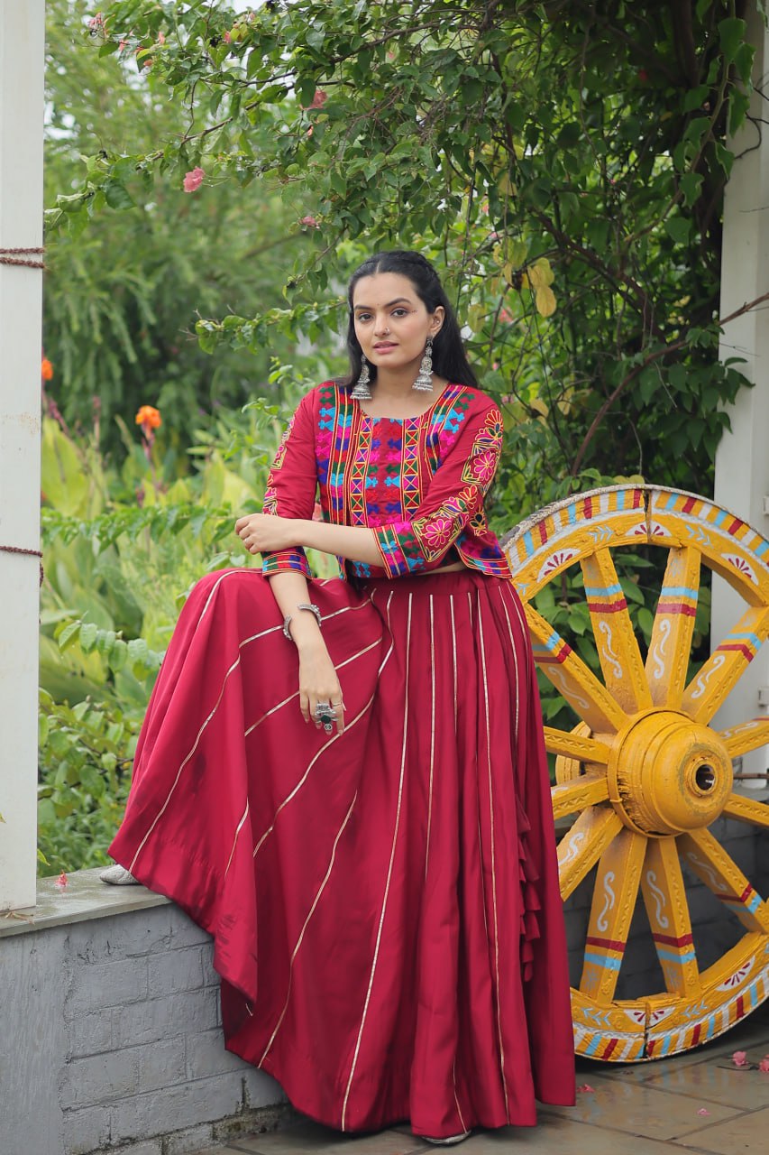 नवरात्रि स्पेशल लहंगा चोली गमठी कढ़ाई के साथ