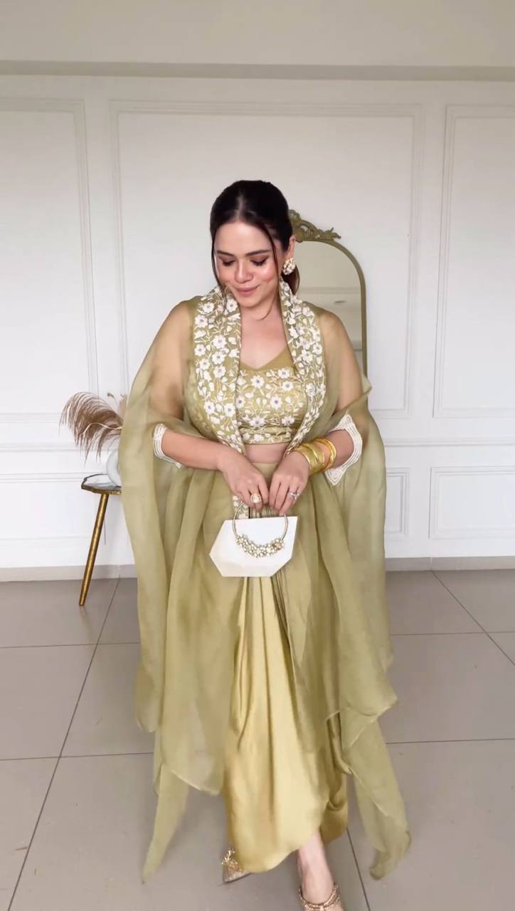 पार्टी वियर लुक डिज़ाइनर रेडी टू वियर लहंगा साड़ी