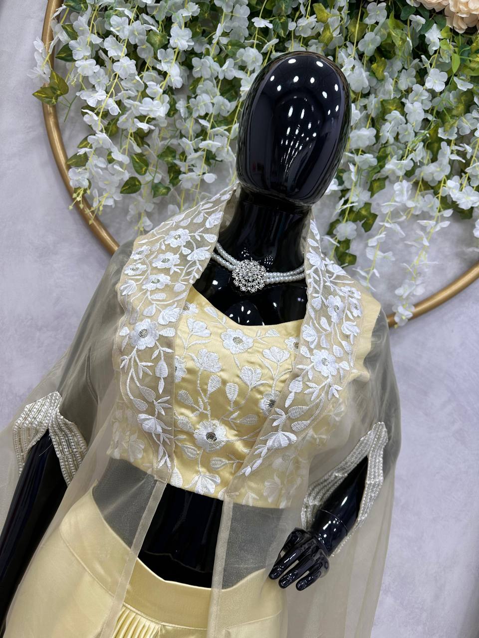 पार्टी वियर लुक डिज़ाइनर रेडी टू वियर लहंगा साड़ी