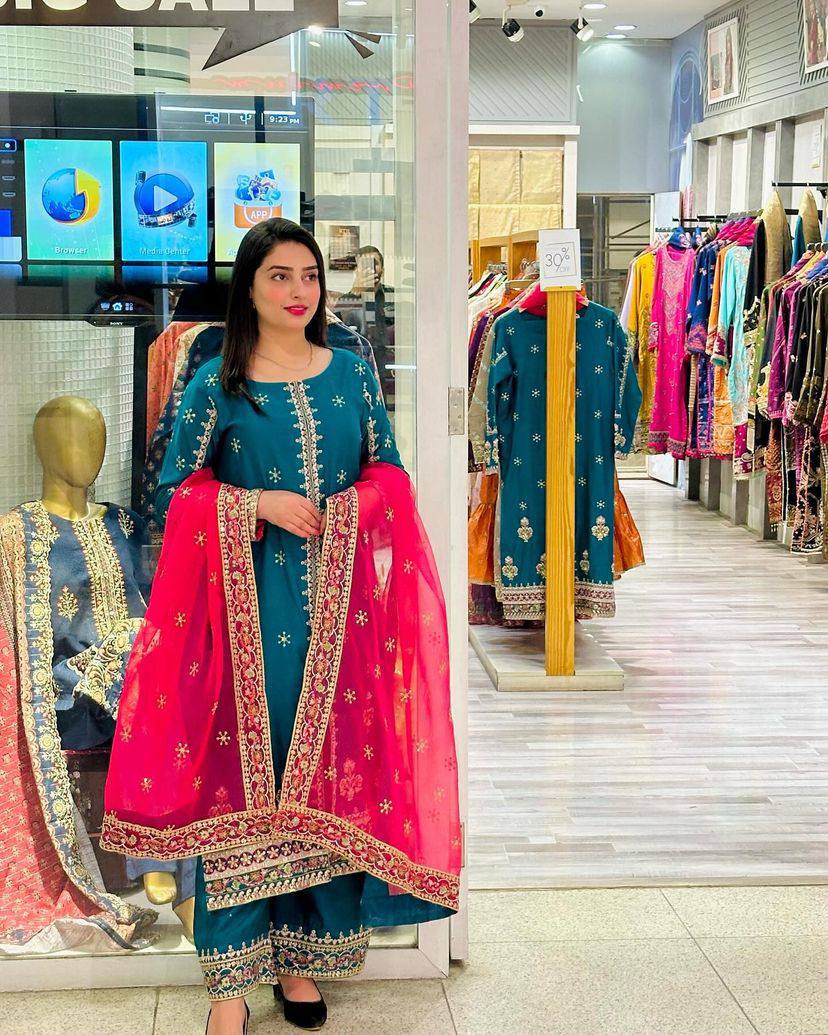 पार्टी वियर लुक डिज़ाइनर टॉप और बॉटम दुपट्टे के साथ