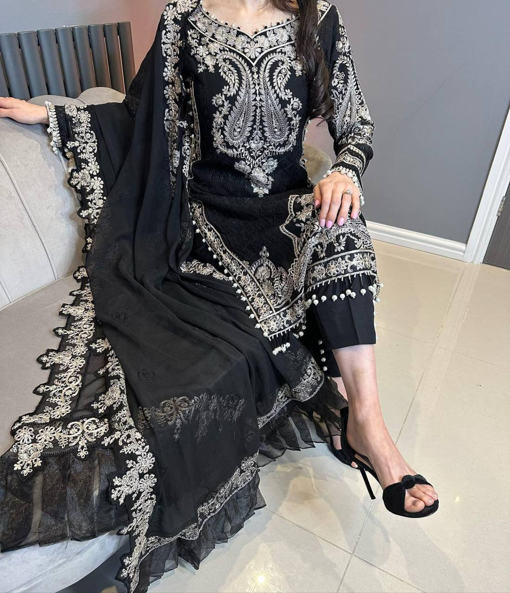 पार्टी वियर लुक: दुपट्टे के साथ टॉप और बॉटम में खूबसूरत दिखें